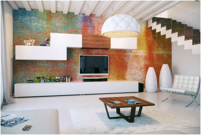 Salon moderne avec mur de briques.