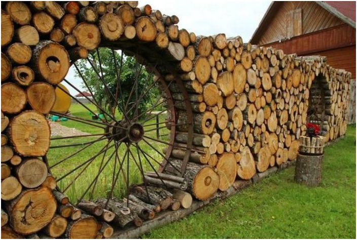 Massivt gjerde laget av tømmerstokker.