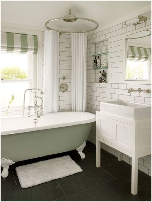 Kúpeľňa so zaujímavým svietidlom a bielymi obkladačkami.
