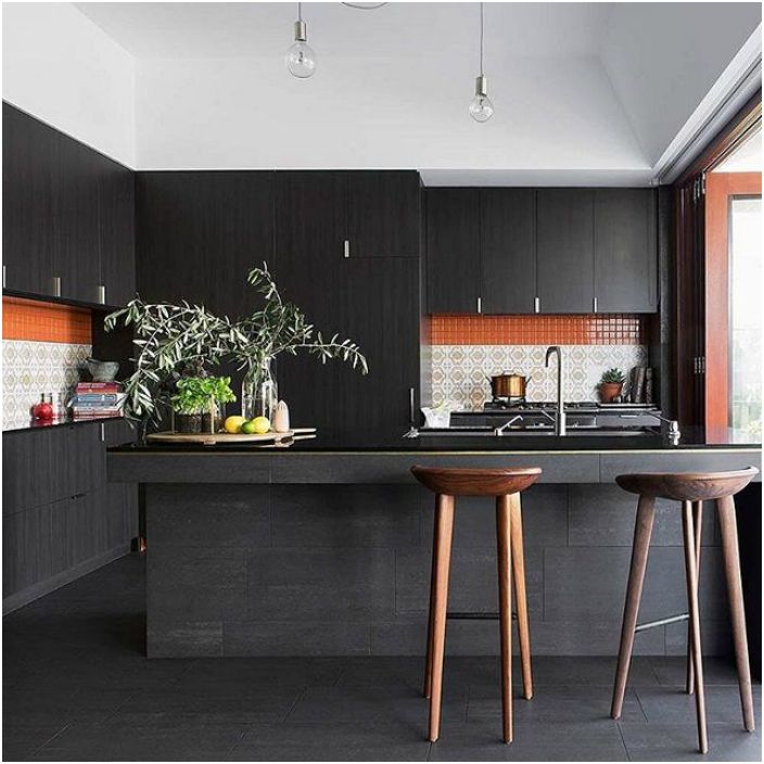Дизайн на кухня в черно.