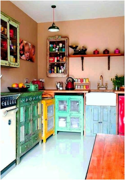 Цветни мебели в интериора на кухнята.