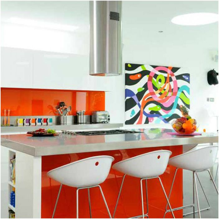 Oranžová barva v interiéru kuchyně.