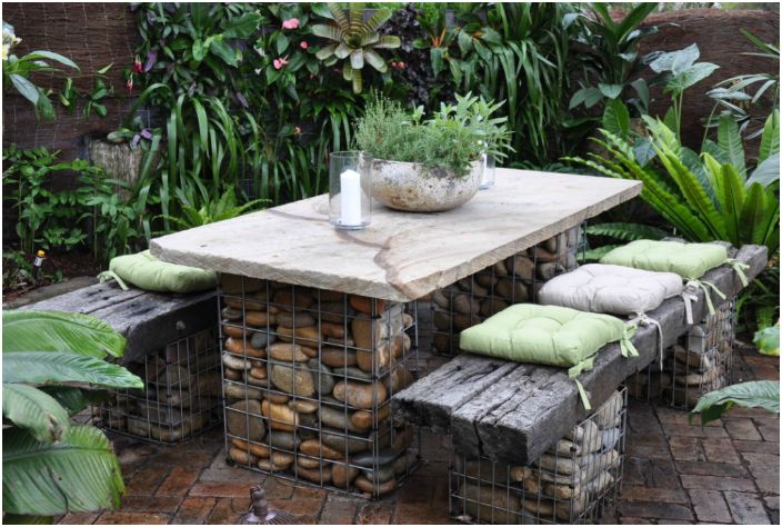 Table et bancs en gabion.