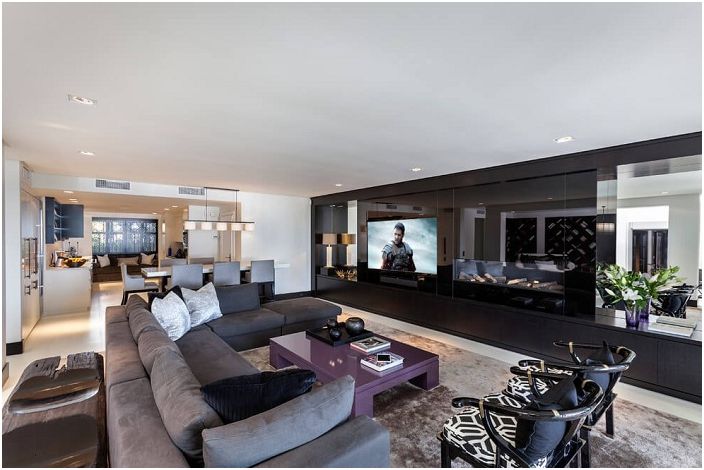 Un intérieur inhabituel aux couleurs sombres mettra en valeur de manière optimale toutes les caractéristiques d'une salle de relaxation confortable.