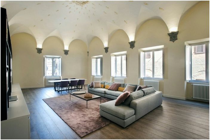 Interiér v barvě slonoviny je vynikajícím řešením pro zdobení obývacího pokoje.