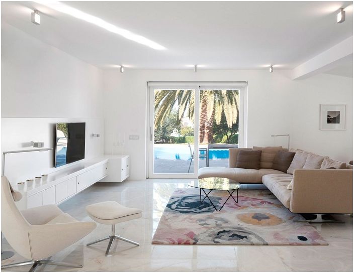 Design elegante del soggiorno con graziosi elementi decorativi che sottolineano perfettamente le caratteristiche degli interni chiari.