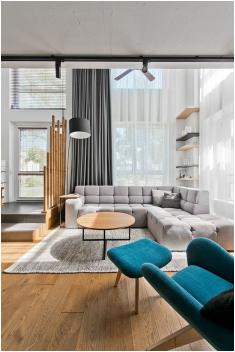 Möblerna i ljusgrå toner är utspädda med blå detaljer i interiören.