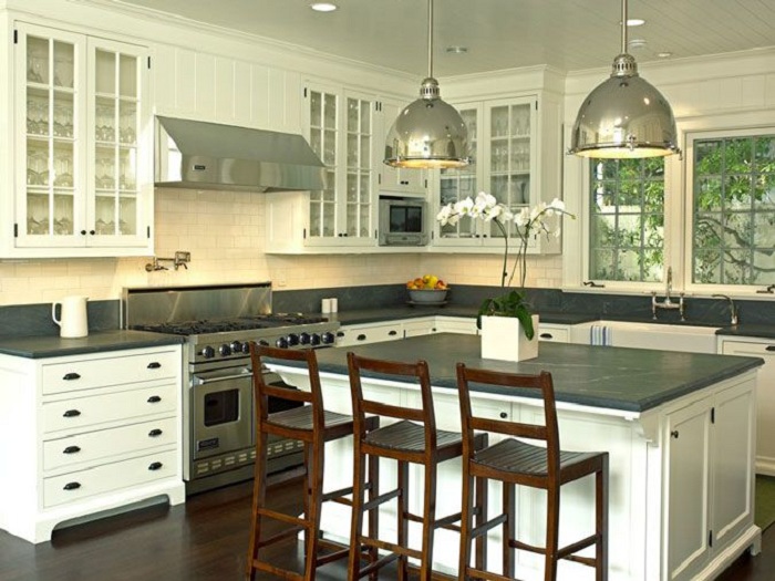 Шкафовете от бяло стъкло с тъмни плотове са просто чудесен вариант за декорация на кухнята.