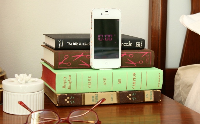 Чудесна идея е да скриете дока на iPhone в книга.