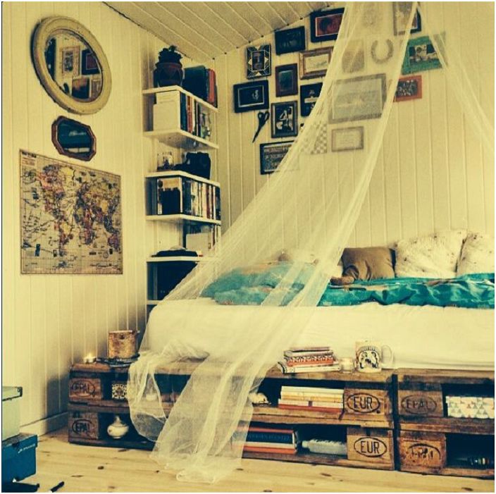 Non-standard decoration of the bedroom with an interesting bed, the pallets of which are used in the form of shelves, which is very convenient.