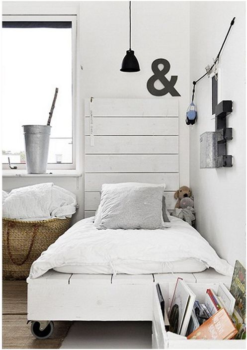 Una buona opzione per decorare un letto su pallet con ruote.