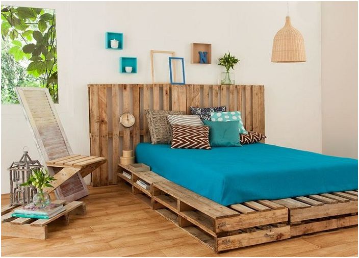 A good combination of wood color with bright blue, something that will decorate any interior.