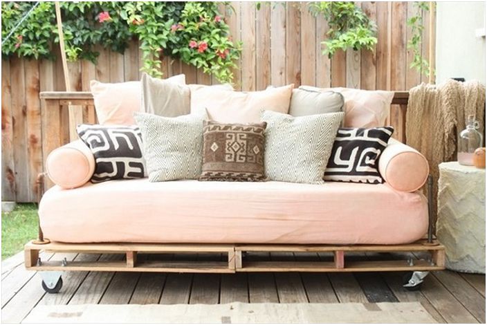 Feminine interior design with a bed on pallets that will create a unique atmosphere.