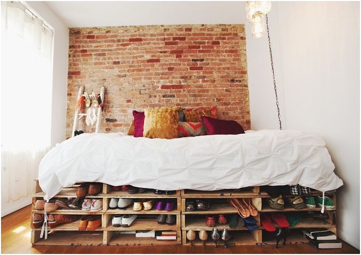 A cozy little bedroom with a pallet bed creates an incredible setting.