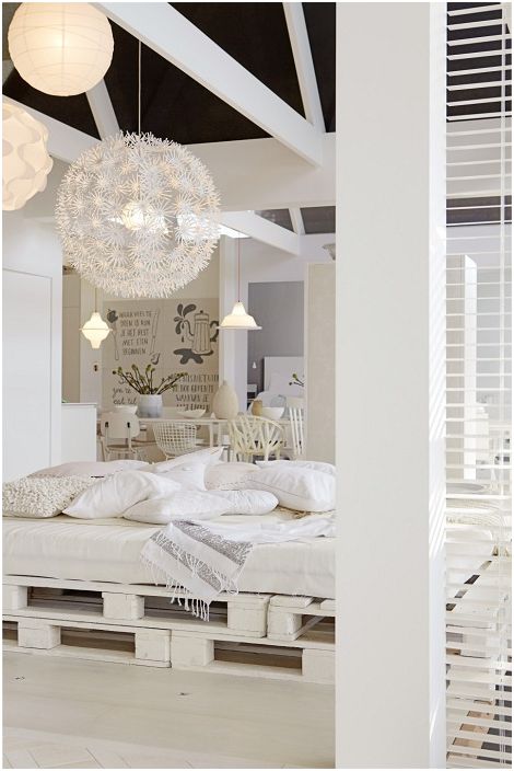 Uma ótima opção para decorar um quarto de branco com paletes brancas em forma de cama.