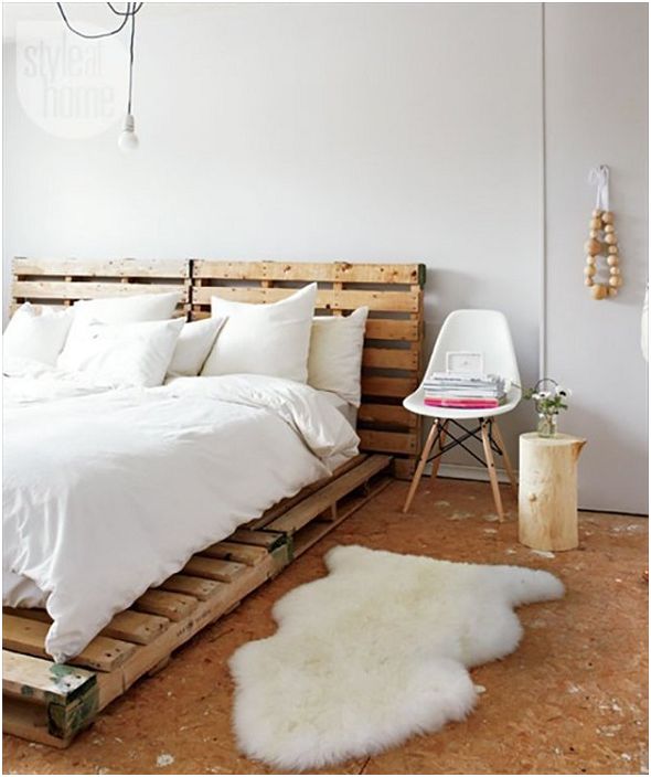 The combination of white with a wooden touch in the bedroom is what creates a wonderful atmosphere.