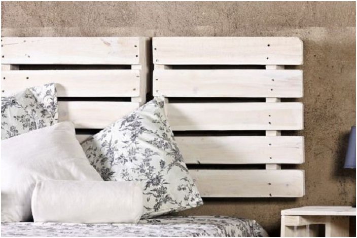 The highlight of this bed is the use of Euro pallets at the head of the bed.