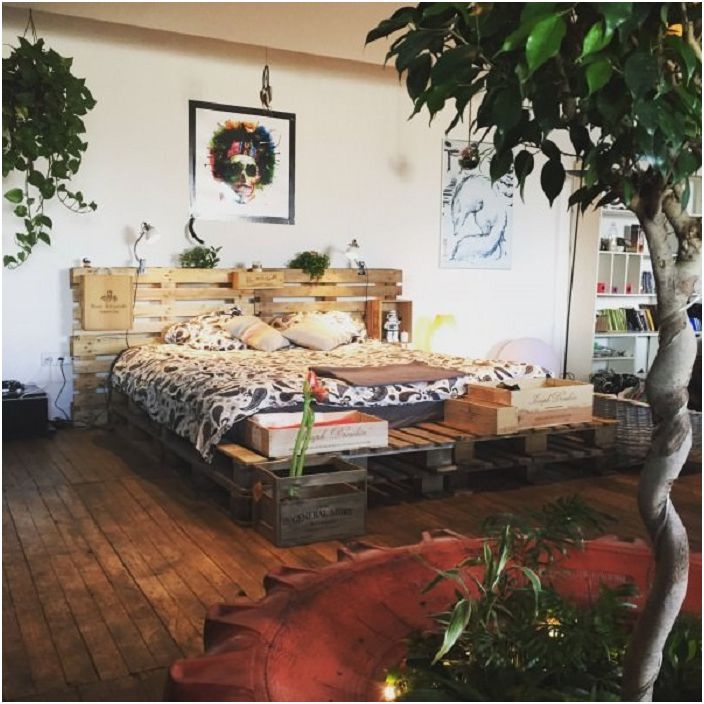 Het complexe interieur in boho-stijl wordt aangevuld met een palletbed.