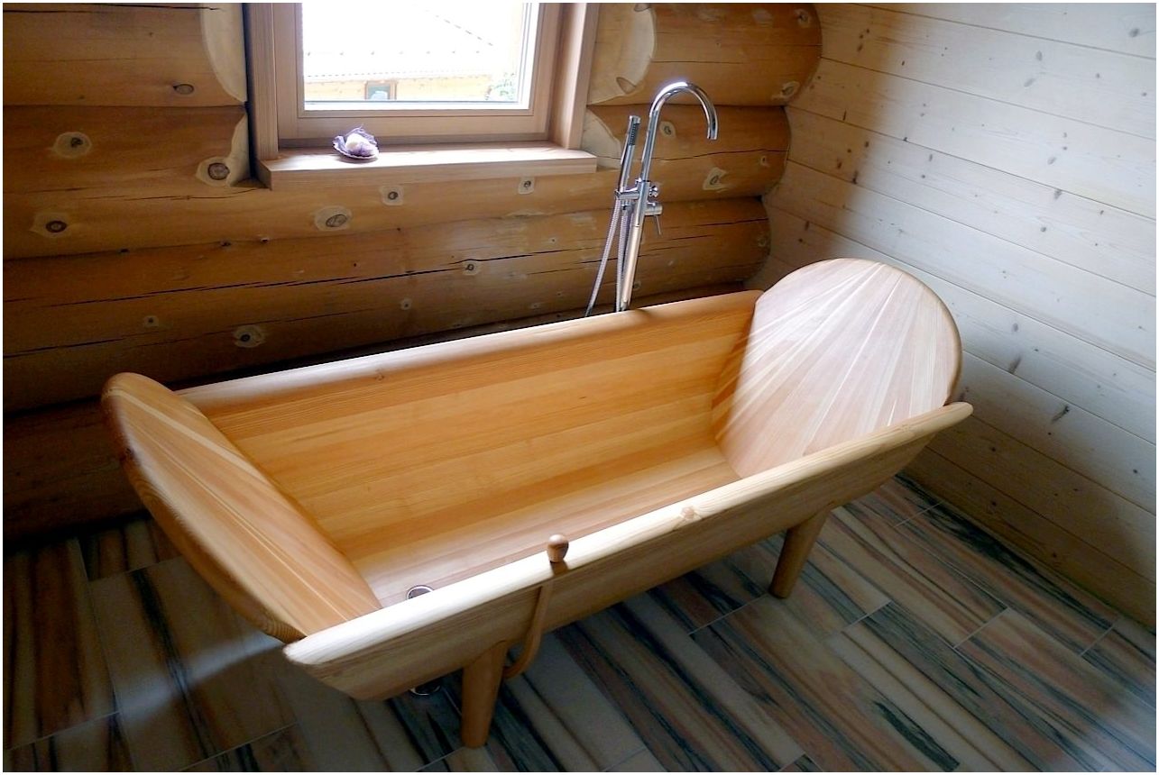 baignoire en bois dans une maison en bois