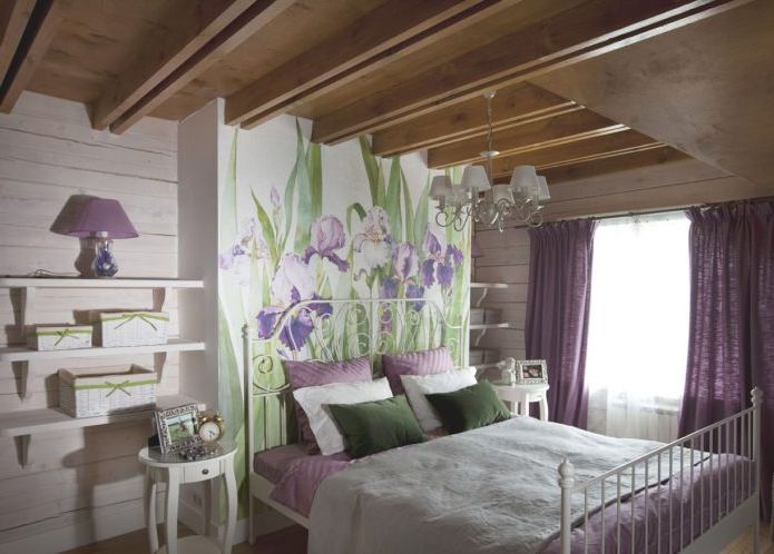 спалня с ириси в дизайн на къща в стил Прованс
