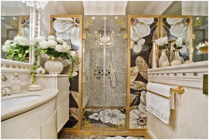 Design de salle de bain en couleur or