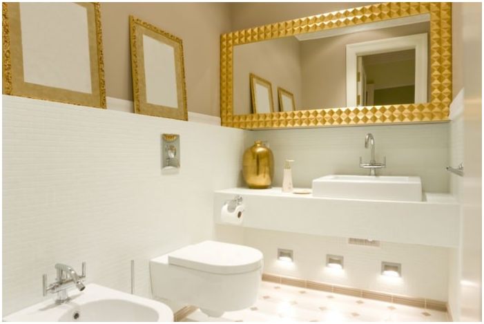 accessoires en or dans la salle de bain