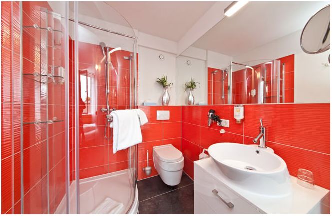 Photo d'une salle de bain rouge