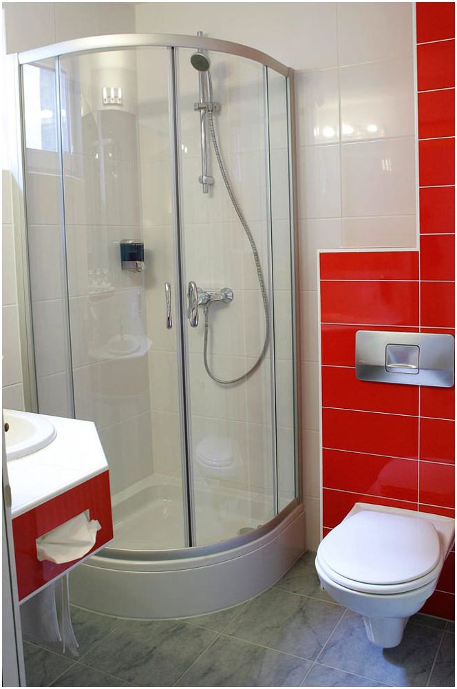 Червен дизайн на банята