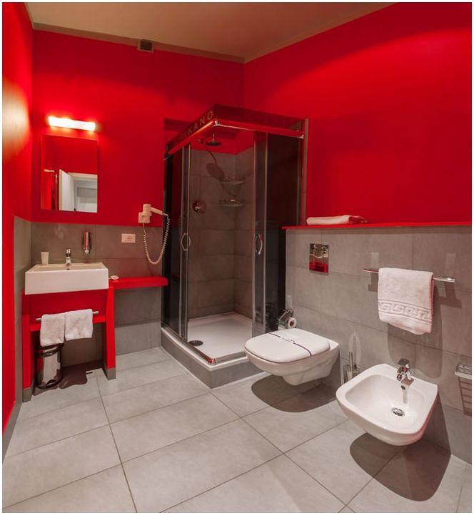 Червен дизайн на банята