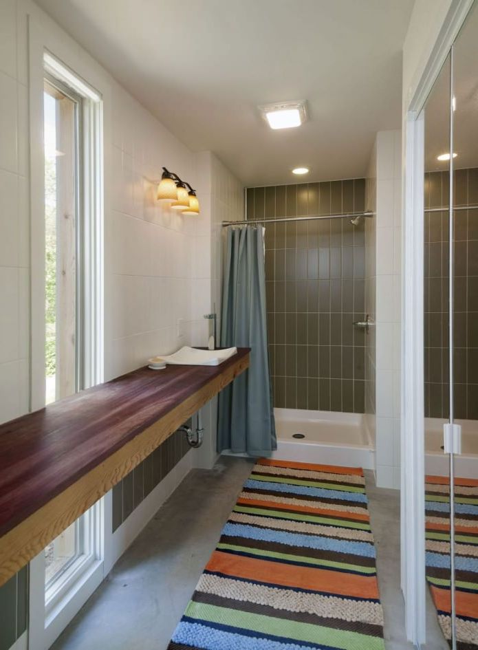 salle de bain à l'intérieur d'un petit immeuble résidentiel