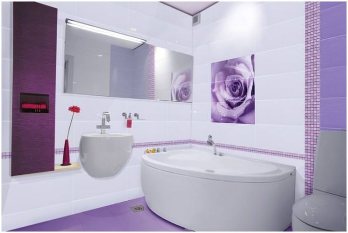 Koupelna ve fialových tónech