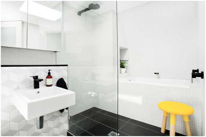 interiér kúpeľne v bielej farbe