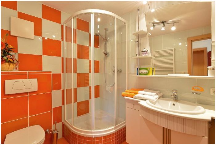 Дизајн купатила у наранџастој боји
