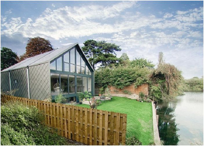 Amphibious House é uma casa que não tem medo de inundações sazonais.