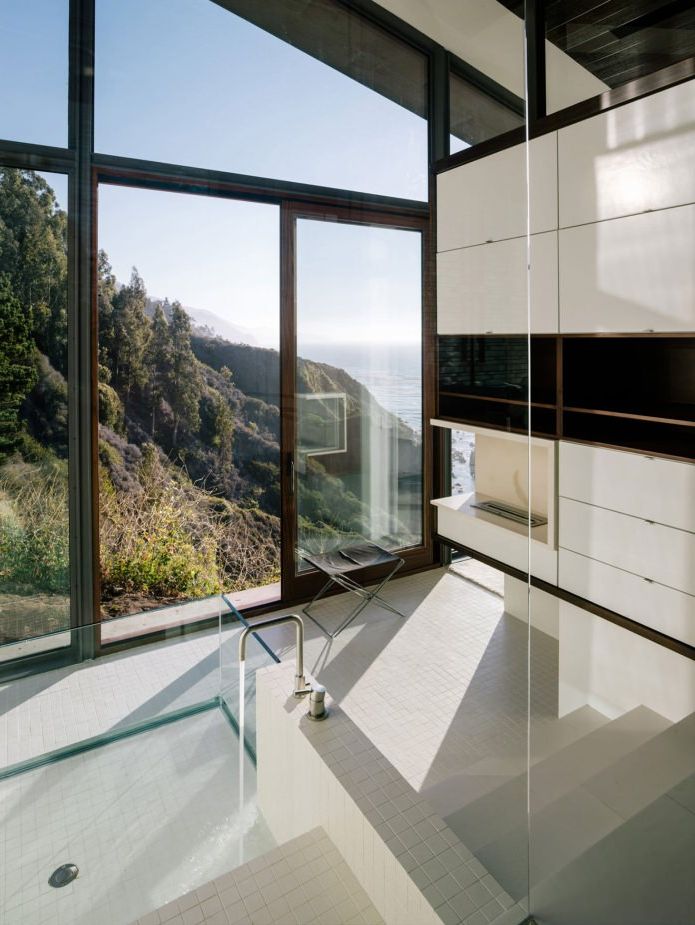 интериор на баня в къща с изглед към океана