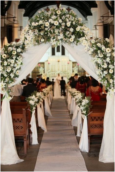 Симпатичная свадебная арка украсит еще больше праздничную обстановку.
