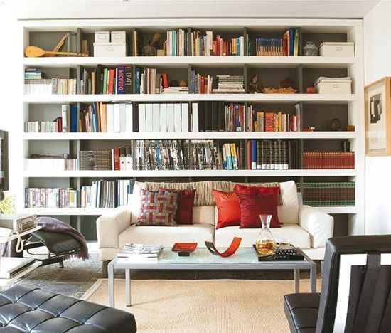 Как да използвате стена над диван във всекидневна: идеи за малки апартаменти