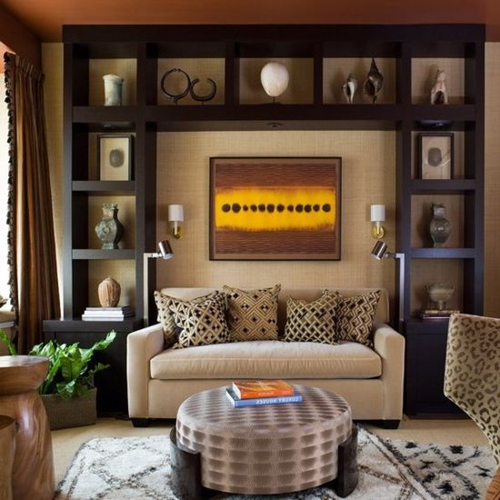 كيفية استخدام جدار فوق أريكة في غرفة المعيشة: أفكار للشقق الصغيرة