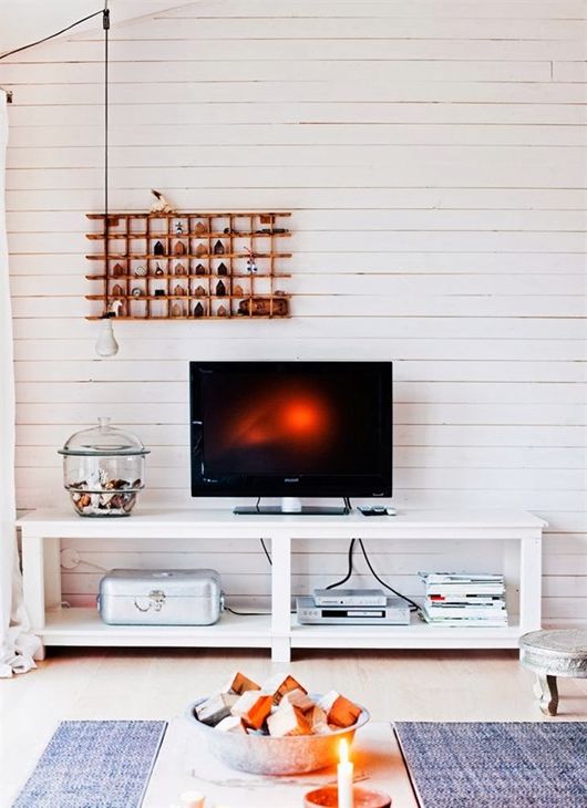 التلفزيون في داخل غرفة المعيشة الصغيرة ، كيفية وضع التلفزيون في الداخل (صورة التصميمات الداخلية)
