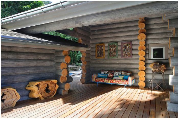 дървена дървена къща с тераса