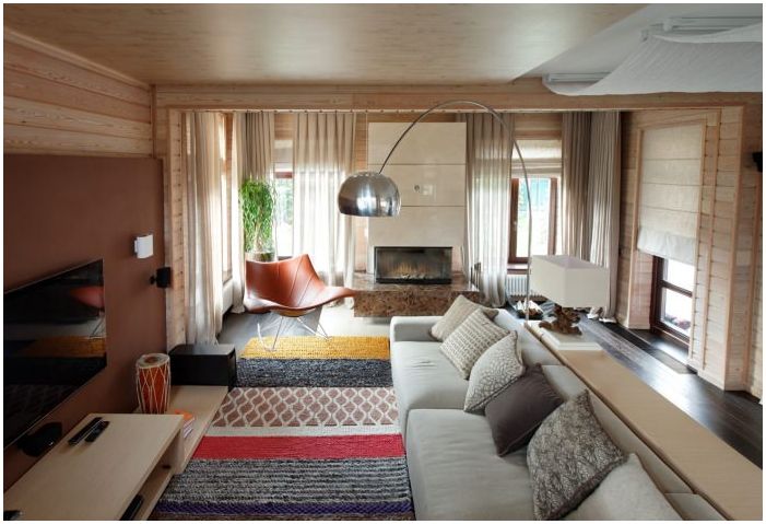 غرفة المعيشة في تصميم منزل خشبي من شريط