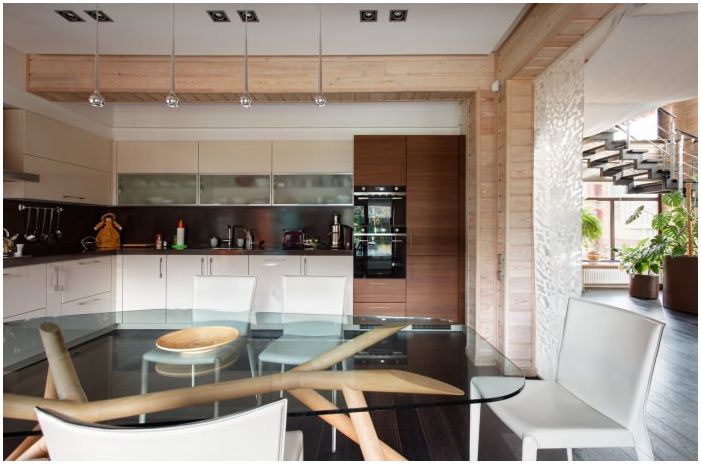 кухня-трапезария в дизайна на дървена къща от бар