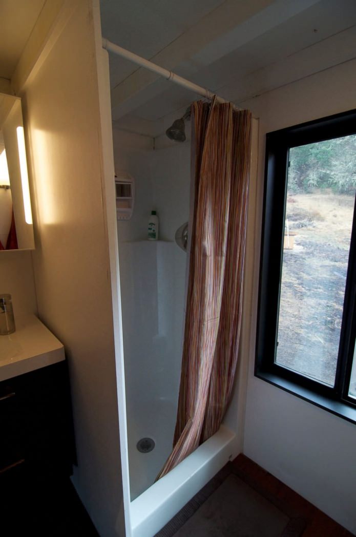 douche dans un mobile home avec remorque