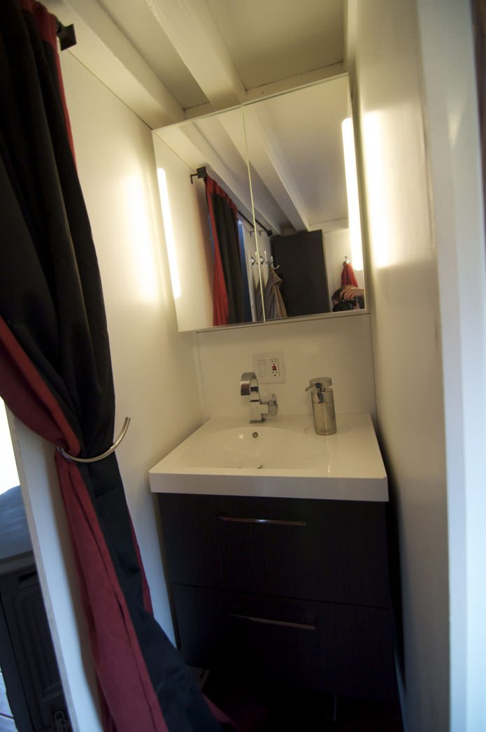 lavabo dans un wagon mobile home avec remorque