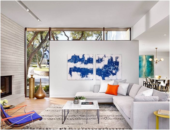 Světlý obývací pokoj s neuvěřitelnými designovými řešeními, která objektivně zdobí interiér.