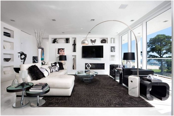 يتم استخدام الكلاسيكيات في ألوان تصميم غرفة المعيشة - بشكل جميل وصارم في نفس الوقت.