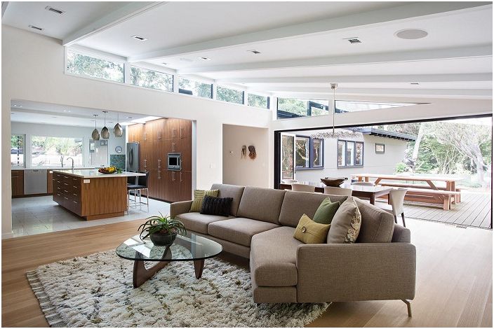 Obývací pokoj v hnědých a kávových odstínech je nejoptimálnějším řešením pro návrh relaxační místnosti.