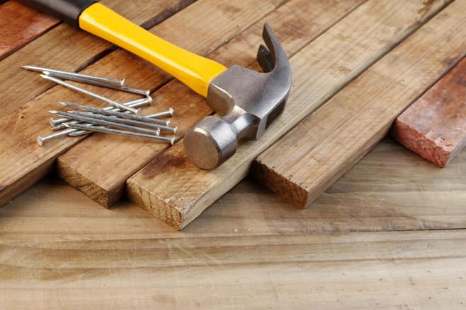 كيفية إزالة أرضية خشبية صرير