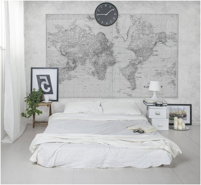 világtérkép az ágy végén