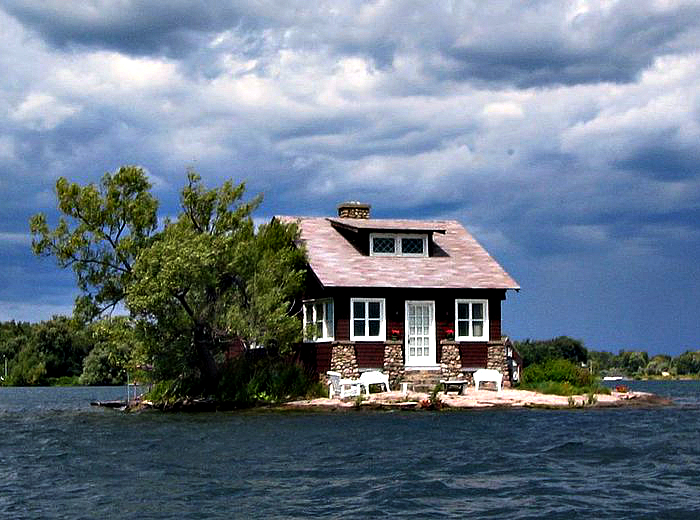 Bostadshus på en av skärgårdens minsta öar.